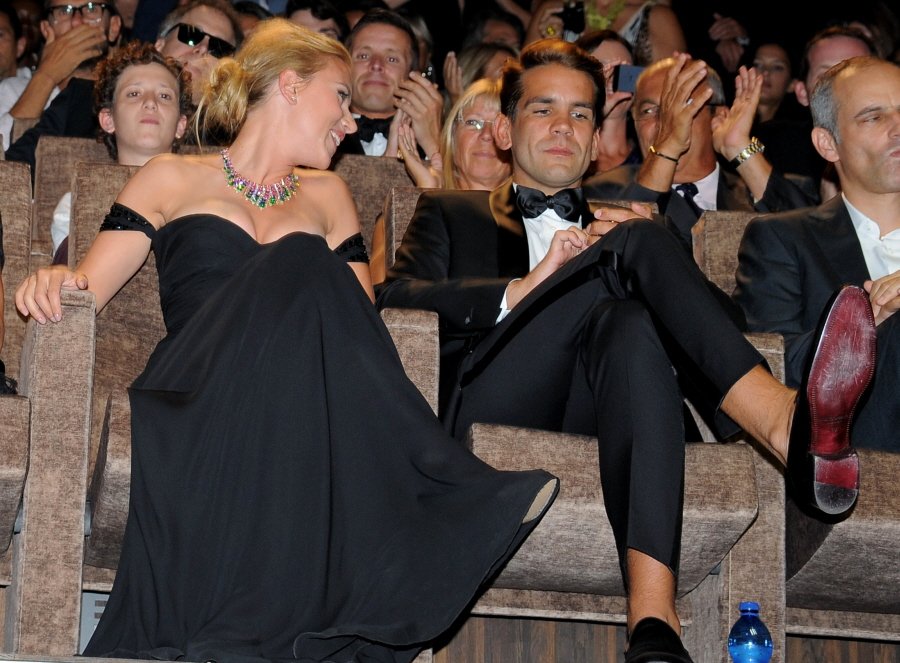 Ποιος είναι ο Γάλλος δημοσιογράφος που παντρεύτηκε τη Σκάρλετ Γιόχανσον και της έκανε παιδί [εικόνες] | iefimerida.gr 3