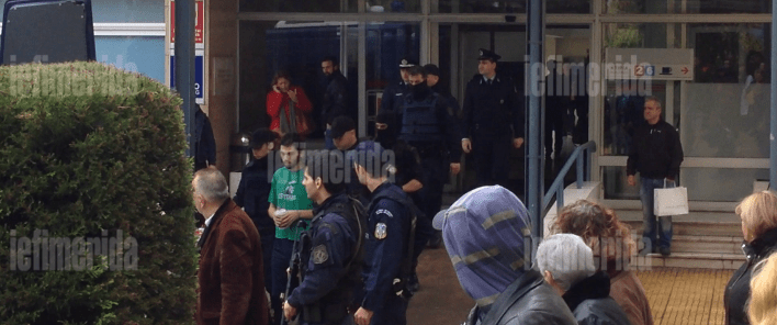 Kαταβεβλημένος, αξύριστος, με κοντομάνικο και ένα ποτήρι καφέ στο χέρι ο Νίκος Ρωμανός εξέρχεται από το νοσοκομείο [εικόνες] | iefimerida.gr 1