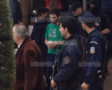 Kαταβεβλημένος, αξύριστος, με κοντομάνικο και ένα ποτήρι καφέ στο χέρι ο Νίκος Ρωμανός εξέρχεται από το νοσοκομείο [εικόνες] | iefimerida.gr 0