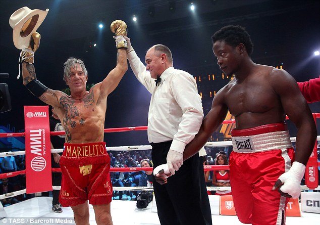 Ο άστεγος μποξέρ «δίνει» τον Μίκι Ρουρκ για τον στημένο αγώνα: Πήρα 15.000 δολάρια για να χάσω [εικόνες] | iefimerida.gr 0