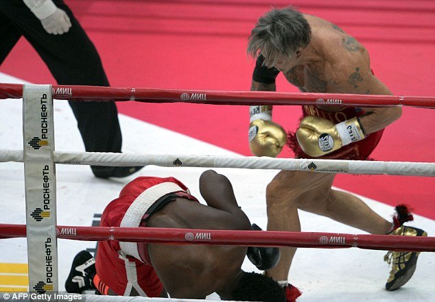 Ο άστεγος μποξέρ «δίνει» τον Μίκι Ρουρκ για τον στημένο αγώνα: Πήρα 15.000 δολάρια για να χάσω [εικόνες] | iefimerida.gr 1