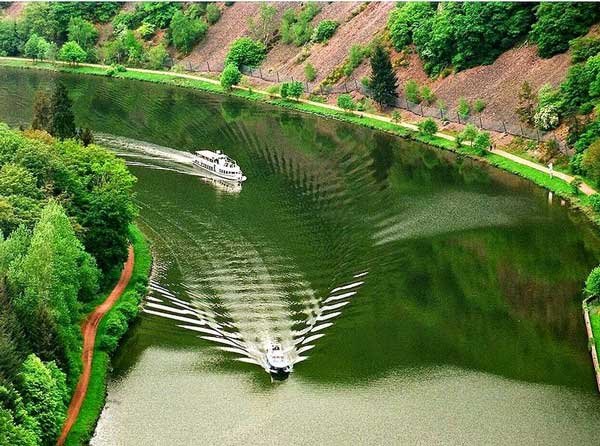 Ο ποταμός... πέταλο που καθηλώνει με την ομορφιά του [εικόνες] | iefimerida.gr 1