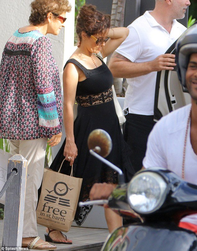 Γιατί η Σάλμα Χάγιεκ δεν δείχνει πια το στήθος της [εικόνες] | iefimerida.gr 1