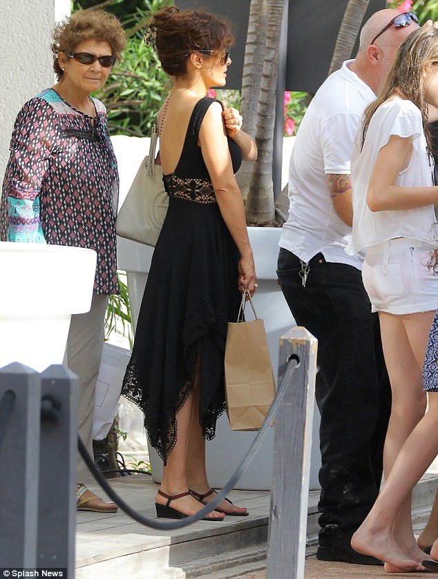 Γιατί η Σάλμα Χάγιεκ δεν δείχνει πια το στήθος της [εικόνες] | iefimerida.gr 2