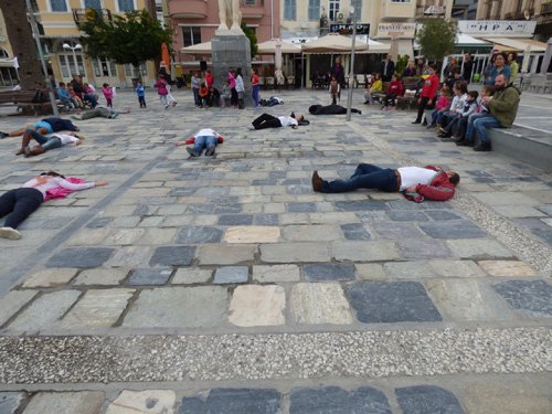 Σάμος: Επεσαν «νεκροί» στην κεντρική πλατεία για την υποστελέχωση του ΕΚΑΒ [βίντεο & εικόνες] | iefimerida.gr 2