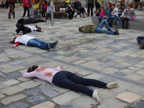 Σάμος: Επεσαν «νεκροί» στην κεντρική πλατεία για την υποστελέχωση του ΕΚΑΒ [βίντεο & εικόνες] | iefimerida.gr 1