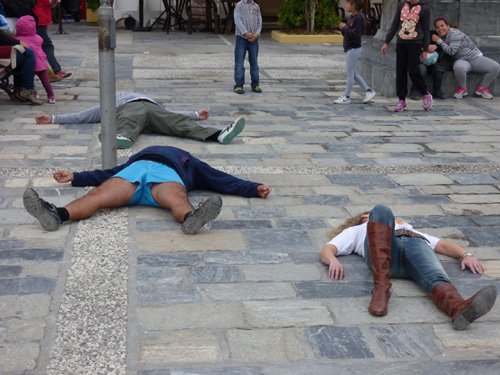 Σάμος: Επεσαν «νεκροί» στην κεντρική πλατεία για την υποστελέχωση του ΕΚΑΒ [βίντεο & εικόνες] | iefimerida.gr 0