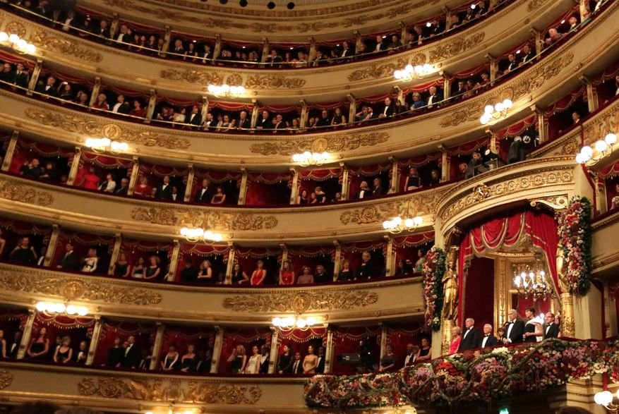 Γιατί οι Ιταλοί διαδηλώνουν πάντα στην πρεμιέρα της Σκάλας του Μιλάνου -Σφοδρές συγκρούσεις έξω από το θέατρο [εικόνες] | iefimerida.gr 0