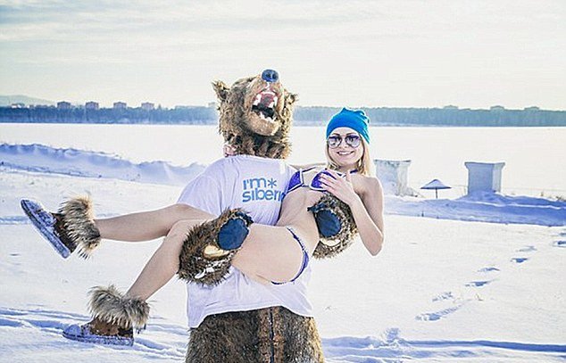 Χιόνια, αρκούδες & καλλονές με μπικίνι -Εγδυσαν Ρωσίδες για να πάνε τουρίστες στη Σιβηρία [εικόνες] | iefimerida.gr 7