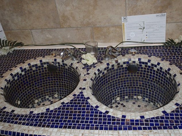 Εξι έφηβες πήγαν για σπα και έφυγαν με σπυριά γεμάτα πύον σε όλο τους το σώμα [εικόνες] | iefimerida.gr 3