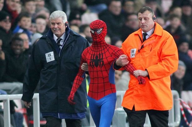 Ντύθηκε Spiderman και διέκοψε αγώνα της Πρέμιερ Λιγκ [εικόνες & βίντεο] | iefimerida.gr 1