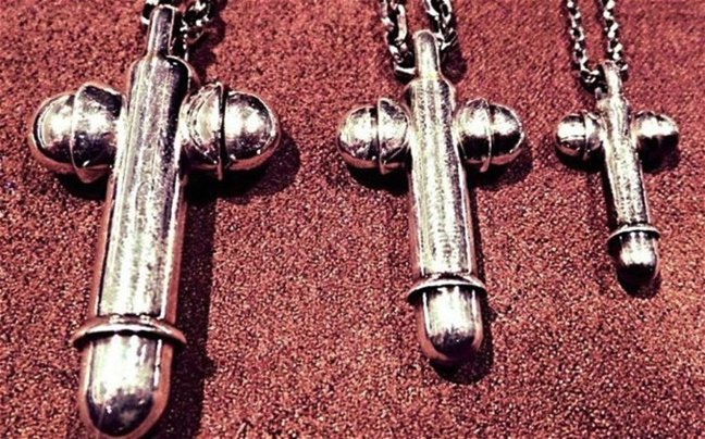 Ενα προκλητικό χριστουγεννιάτικο δώρο -Ο σταυρός σε σχήμα φαλλού που ξεσήκωσε τους Χριστιανούς [εικόνες]  | iefimerida.gr 0