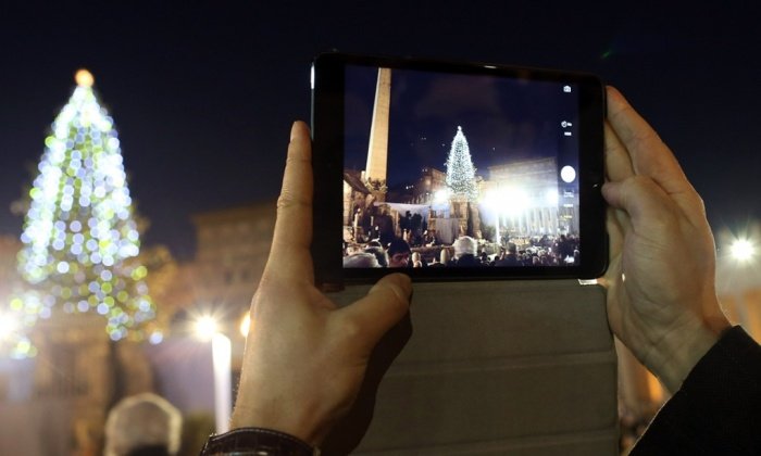 Τα χριστουγεννιάτικα δέντρα του κόσμου -Παραδοσιακά, περίεργα, πλωτά, ακόμη και ανάποδα [εικόνες] | iefimerida.gr 0