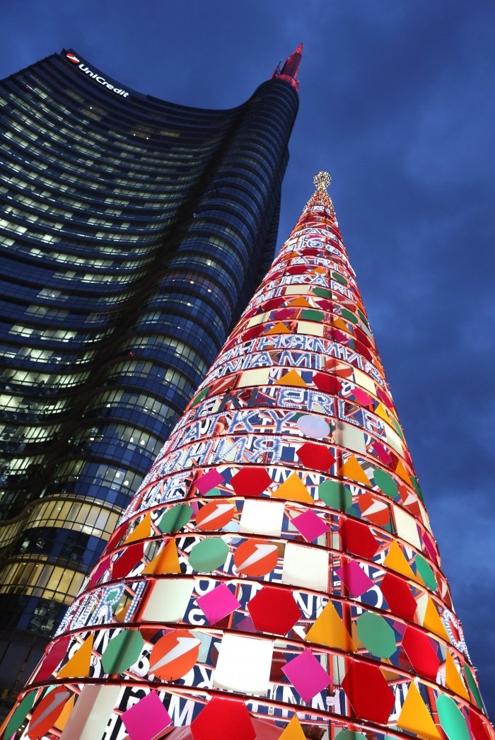 Τα χριστουγεννιάτικα δέντρα του κόσμου -Παραδοσιακά, περίεργα, πλωτά, ακόμη και ανάποδα [εικόνες] | iefimerida.gr 9