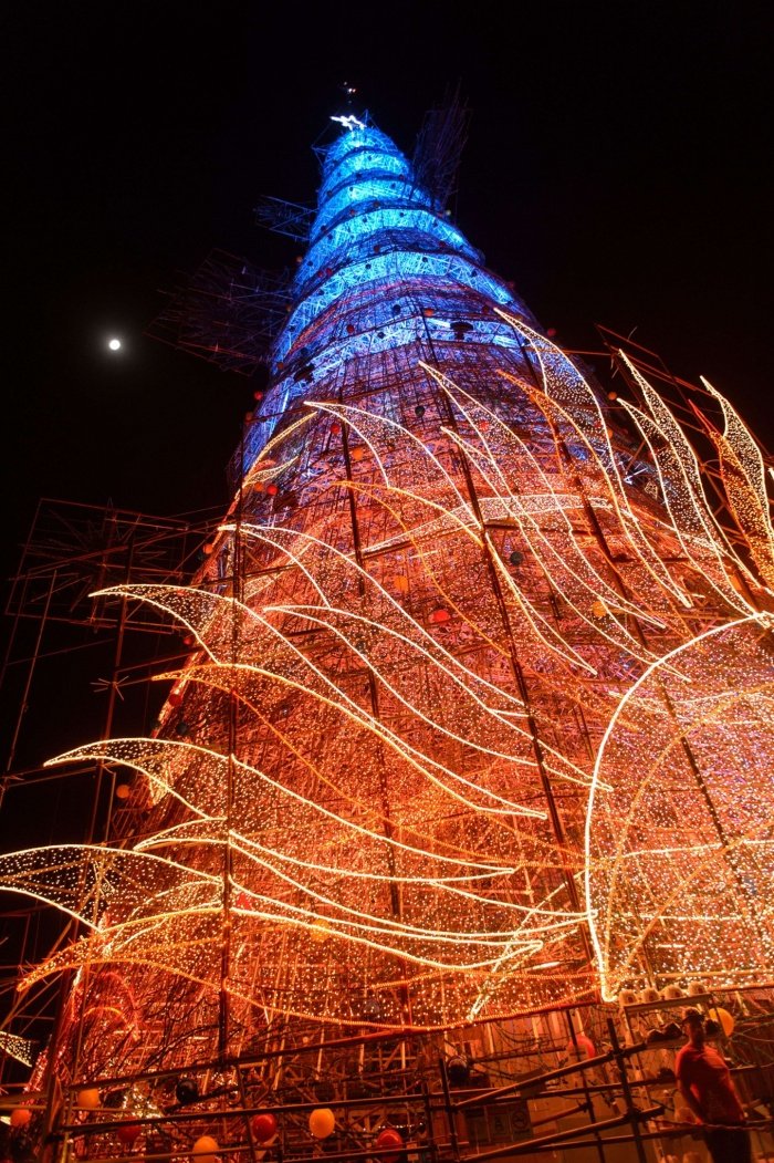 Τα χριστουγεννιάτικα δέντρα του κόσμου -Παραδοσιακά, περίεργα, πλωτά, ακόμη και ανάποδα [εικόνες] | iefimerida.gr 15