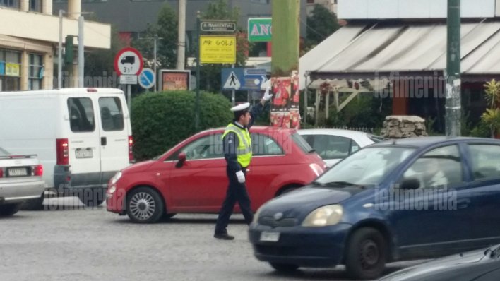  Γέλια στη Δουκίσσης Πλακεντίας -Τροχονόμος σφύριζε με το στόμα στους οδηγούς [βίντεο & εικόνες] | iefimerida.gr 1