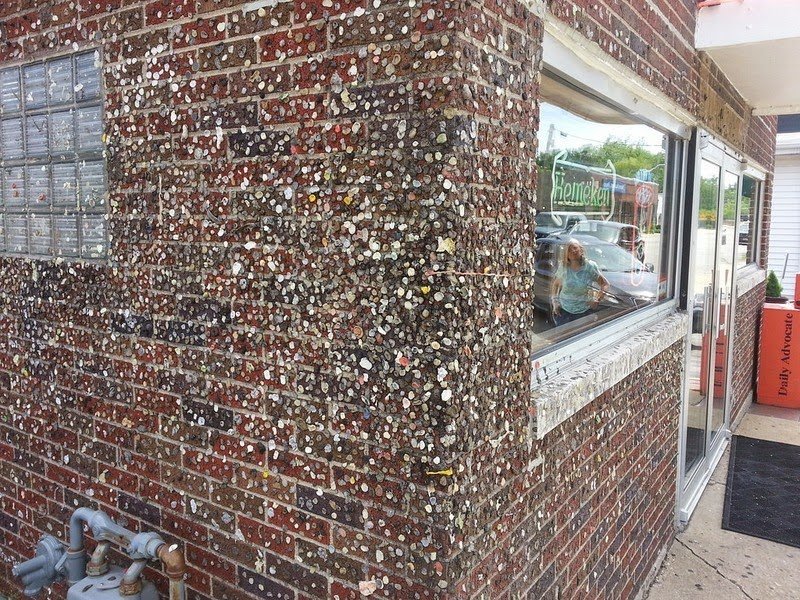 Οι τοίχοι με τις μασημένες τσίχλες- Ενα αμφιλεγόμενο μωσαϊκό που προσελκύει χιλιάδες τουρίστες [εικόνες] | iefimerida.gr 9