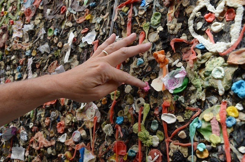 Οι τοίχοι με τις μασημένες τσίχλες- Ενα αμφιλεγόμενο μωσαϊκό που προσελκύει χιλιάδες τουρίστες [εικόνες] | iefimerida.gr 3