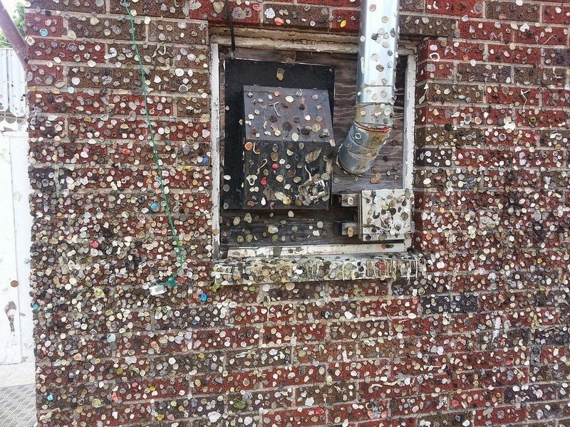 Οι τοίχοι με τις μασημένες τσίχλες- Ενα αμφιλεγόμενο μωσαϊκό που προσελκύει χιλιάδες τουρίστες [εικόνες] | iefimerida.gr 10