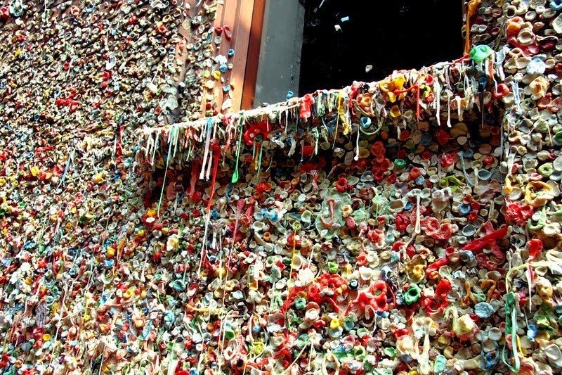 Οι τοίχοι με τις μασημένες τσίχλες- Ενα αμφιλεγόμενο μωσαϊκό που προσελκύει χιλιάδες τουρίστες [εικόνες] | iefimerida.gr 5