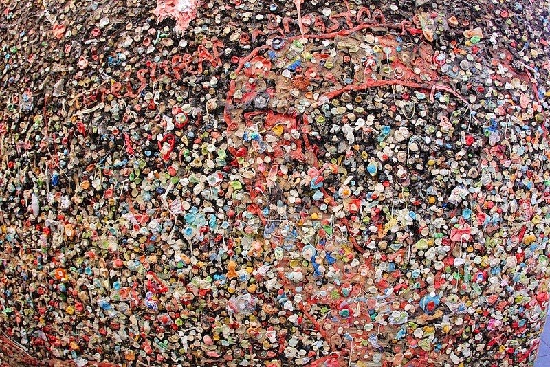 Οι τοίχοι με τις μασημένες τσίχλες- Ενα αμφιλεγόμενο μωσαϊκό που προσελκύει χιλιάδες τουρίστες [εικόνες] | iefimerida.gr 0