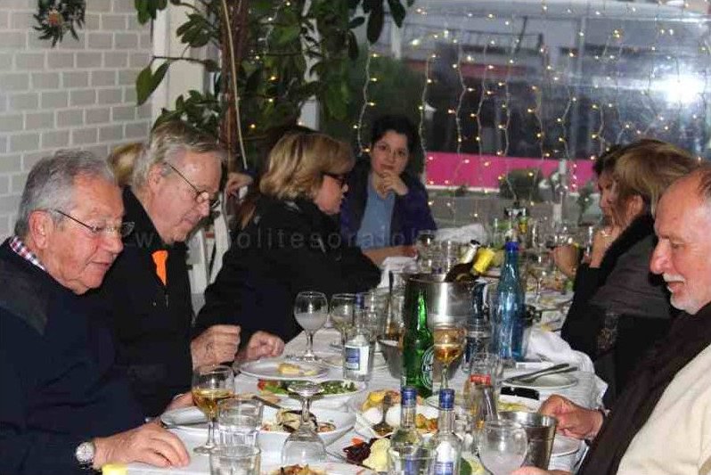 Η Τανσού Τσιλέρ με μαύρα γυαλιά και σεκιουριτάδες σε μεζεδοπωλείο στη Θεσσαλονίκη [εικόνες] | iefimerida.gr 4