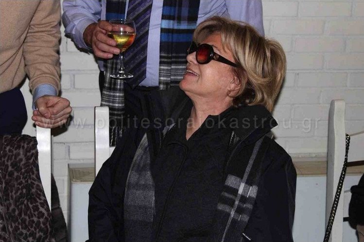 Η Τανσού Τσιλέρ με μαύρα γυαλιά και σεκιουριτάδες σε μεζεδοπωλείο στη Θεσσαλονίκη [εικόνες] | iefimerida.gr 3