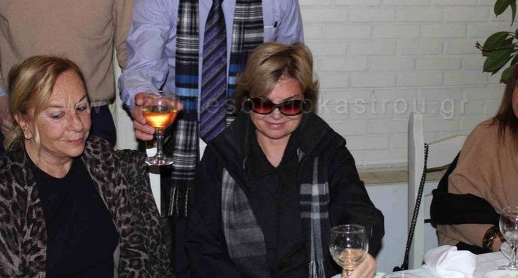 Η Τανσού Τσιλέρ με μαύρα γυαλιά και σεκιουριτάδες σε μεζεδοπωλείο στη Θεσσαλονίκη [εικόνες] | iefimerida.gr 2