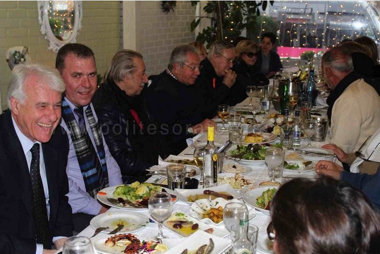 Η Τανσού Τσιλέρ με μαύρα γυαλιά και σεκιουριτάδες σε μεζεδοπωλείο στη Θεσσαλονίκη [εικόνες] | iefimerida.gr 1