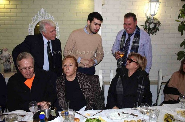 Η Τανσού Τσιλέρ με μαύρα γυαλιά και σεκιουριτάδες σε μεζεδοπωλείο στη Θεσσαλονίκη [εικόνες] | iefimerida.gr 0