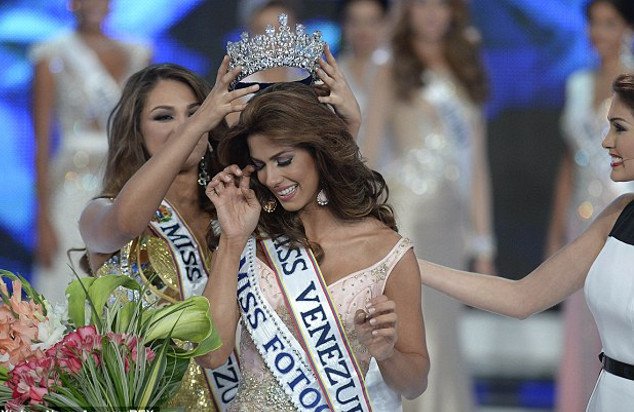 Η αλήθεια για τις καλλονές τις Βενεζουέλας: Τα «εργοστάσια ομορφιάς» που φτιάχνουν τις τέλειες γυναίκες με ιμάντες στη μέση, εγχειρήσεις αφαίρεσης εντέρου και ράβοντας γλώσσες [εικόνες] | iefimerida.gr 18