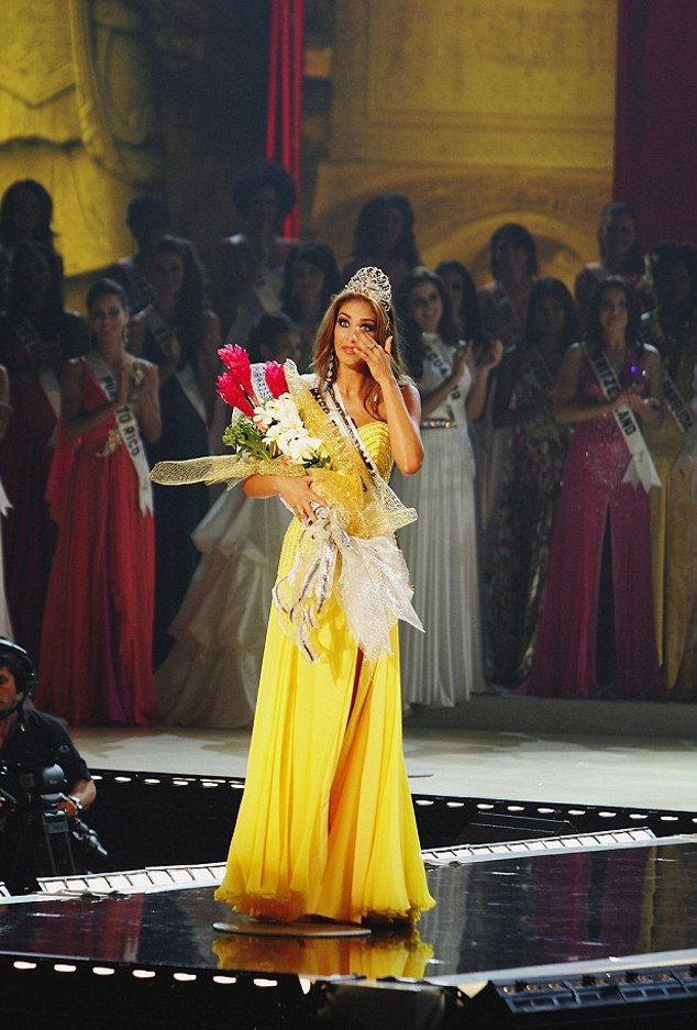 Η αλήθεια για τις καλλονές τις Βενεζουέλας: Τα «εργοστάσια ομορφιάς» που φτιάχνουν τις τέλειες γυναίκες με ιμάντες στη μέση, εγχειρήσεις αφαίρεσης εντέρου και ράβοντας γλώσσες [εικόνες] | iefimerida.gr 23