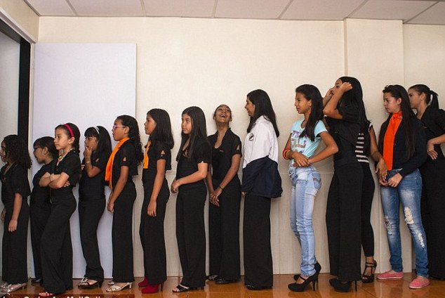 Η αλήθεια για τις καλλονές τις Βενεζουέλας: Τα «εργοστάσια ομορφιάς» που φτιάχνουν τις τέλειες γυναίκες με ιμάντες στη μέση, εγχειρήσεις αφαίρεσης εντέρου και ράβοντας γλώσσες [εικόνες] | iefimerida.gr 1