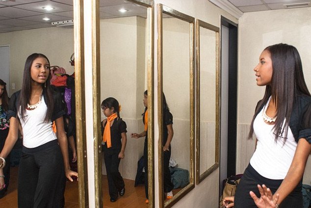 Η αλήθεια για τις καλλονές τις Βενεζουέλας: Τα «εργοστάσια ομορφιάς» που φτιάχνουν τις τέλειες γυναίκες με ιμάντες στη μέση, εγχειρήσεις αφαίρεσης εντέρου και ράβοντας γλώσσες [εικόνες] | iefimerida.gr 3