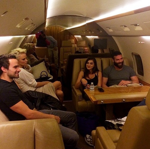 Ο βασιλιάς του Ιnstagram: Οπλα, πάρτι οργίων σε ελικόπτερα και αεροπλάνα, χλιδή και βία [εικόνες & βίντεο] | iefimerida.gr 9