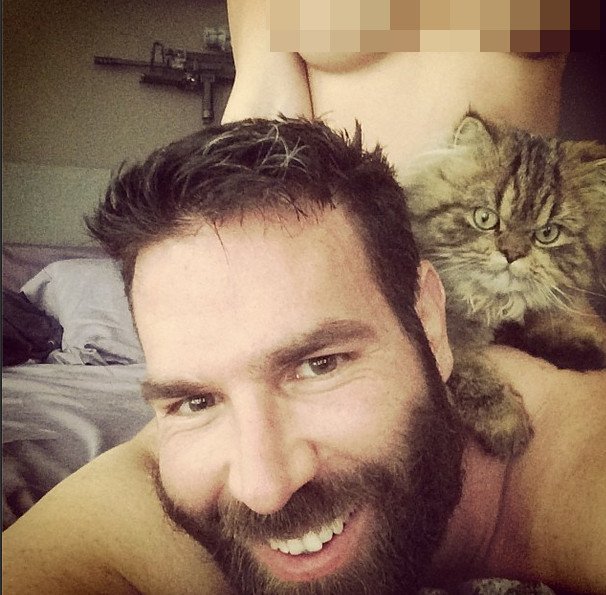 Ο βασιλιάς του Ιnstagram: Οπλα, πάρτι οργίων σε ελικόπτερα και αεροπλάνα, χλιδή και βία [εικόνες & βίντεο] | iefimerida.gr 10