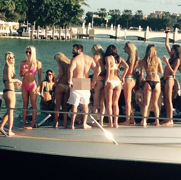 Ο βασιλιάς του Ιnstagram: Οπλα, πάρτι οργίων σε ελικόπτερα και αεροπλάνα, χλιδή και βία [εικόνες & βίντεο] | iefimerida.gr 17