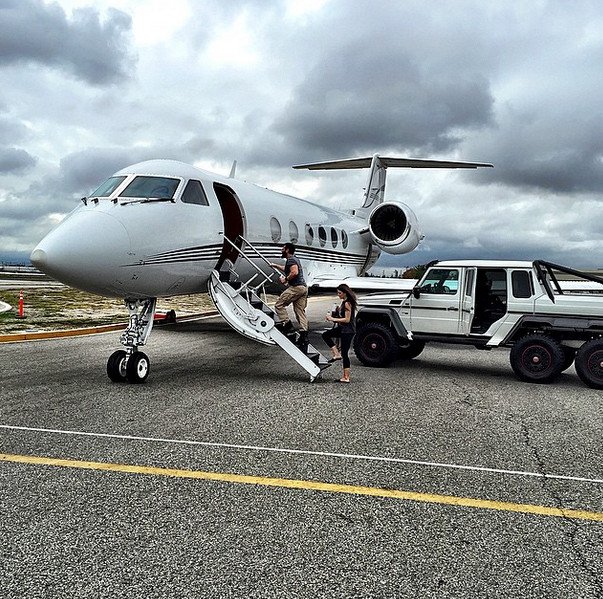 Ο βασιλιάς του Ιnstagram: Οπλα, πάρτι οργίων σε ελικόπτερα και αεροπλάνα, χλιδή και βία [εικόνες & βίντεο] | iefimerida.gr 18