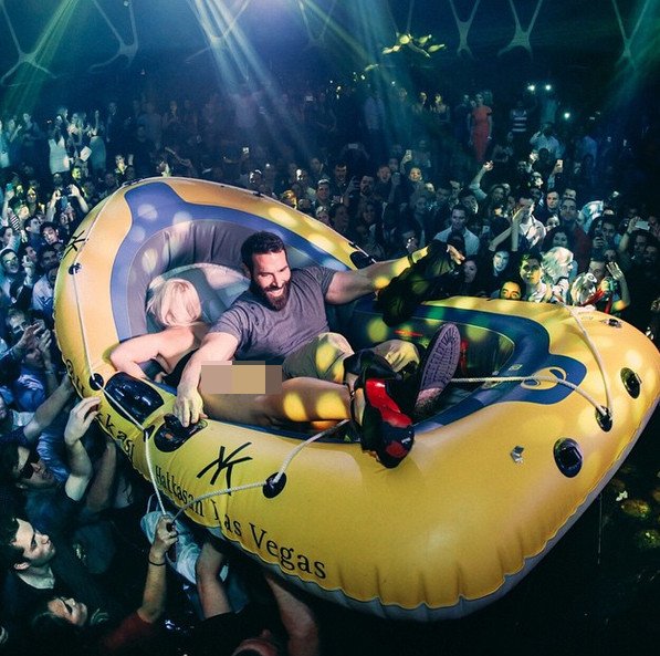 Ο βασιλιάς του Ιnstagram: Οπλα, πάρτι οργίων σε ελικόπτερα και αεροπλάνα, χλιδή και βία [εικόνες & βίντεο] | iefimerida.gr 20