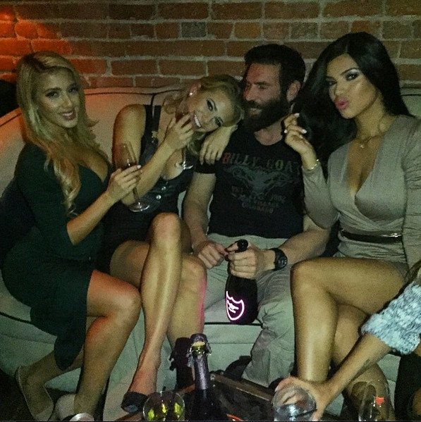 Ο βασιλιάς του Ιnstagram: Οπλα, πάρτι οργίων σε ελικόπτερα και αεροπλάνα, χλιδή και βία [εικόνες & βίντεο] | iefimerida.gr 23