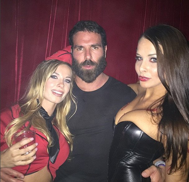 Ο βασιλιάς του Ιnstagram: Οπλα, πάρτι οργίων σε ελικόπτερα και αεροπλάνα, χλιδή και βία [εικόνες & βίντεο] | iefimerida.gr 26