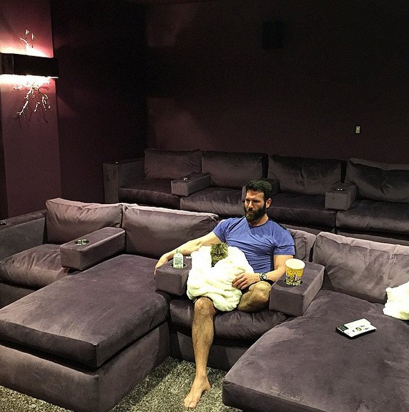 Ο βασιλιάς του Ιnstagram: Οπλα, πάρτι οργίων σε ελικόπτερα και αεροπλάνα, χλιδή και βία [εικόνες & βίντεο] | iefimerida.gr 27