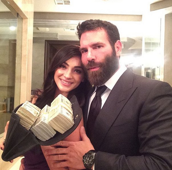 Ο βασιλιάς του Ιnstagram: Οπλα, πάρτι οργίων σε ελικόπτερα και αεροπλάνα, χλιδή και βία [εικόνες & βίντεο] | iefimerida.gr 2