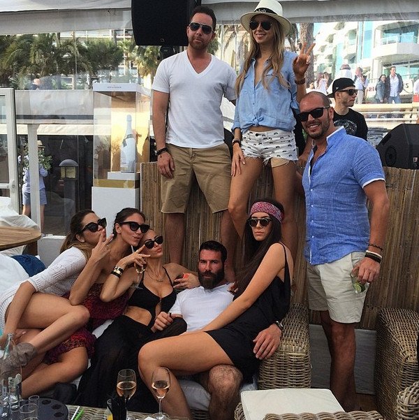 Ο βασιλιάς του Ιnstagram: Οπλα, πάρτι οργίων σε ελικόπτερα και αεροπλάνα, χλιδή και βία [εικόνες & βίντεο] | iefimerida.gr 8