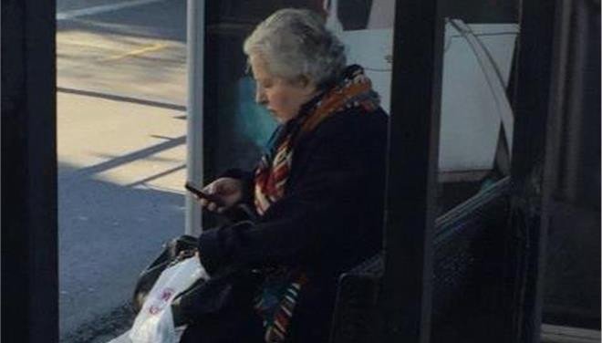 Η Ελληνίδα βουλευτής που παίρνει το λεωφορείο μετά την ψηφοφορία για Πρόεδρο της Δημοκρατίας στη Βουλή [εικόνα] | iefimerida.gr 0