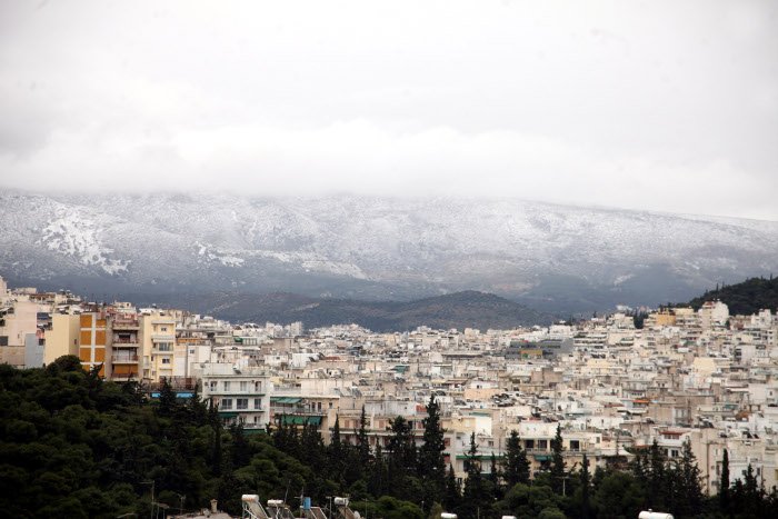 Το έστρωσε στην Αττική -Στα λευκά τα βόρεια προάστια, μέχρι χαμηλά το χιόνι σε Υμηττό και Πάρνηθα [εικόνες] | iefimerida.gr 0