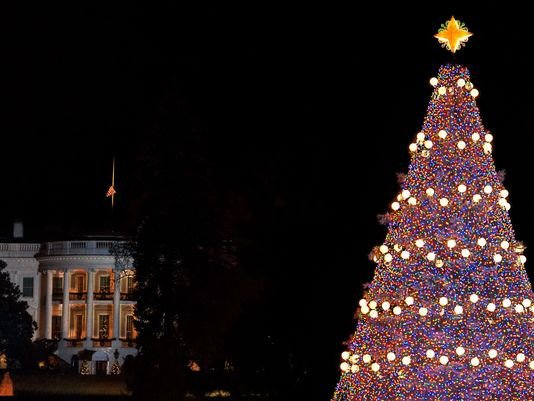 Ο Ομπάμα άναψε το δέντρο στον Λευκό Οίκο με τη Μισέλ και τον Τομ Χανκς [βίντεο & εικόνες] | iefimerida.gr 0