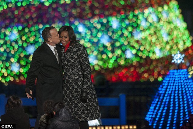 Ο Ομπάμα άναψε το δέντρο στον Λευκό Οίκο με τη Μισέλ και τον Τομ Χανκς [βίντεο & εικόνες] | iefimerida.gr 3