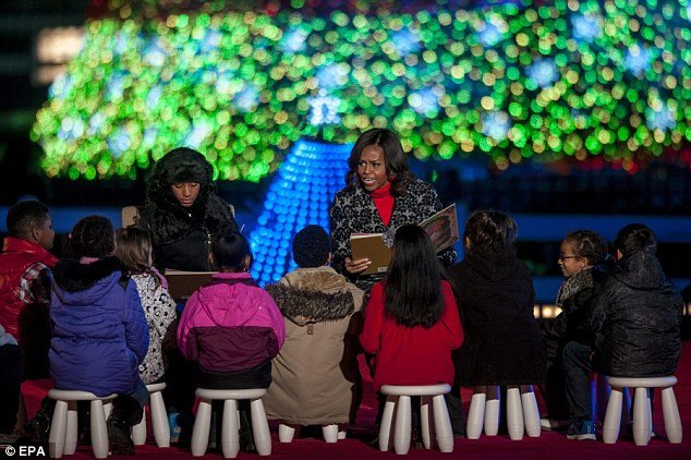 Ο Ομπάμα άναψε το δέντρο στον Λευκό Οίκο με τη Μισέλ και τον Τομ Χανκς [βίντεο & εικόνες] | iefimerida.gr 2