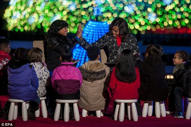Ο Ομπάμα άναψε το δέντρο στον Λευκό Οίκο με τη Μισέλ και τον Τομ Χανκς [βίντεο & εικόνες] | iefimerida.gr 1